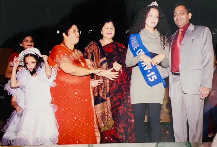 பாலிவுட் நடிகை கங்கனா ரணாவத் தன் பள்ளி நாட்களில் எடுக்கப்பட்ட புகைப்படங்களை நினைவு கூர்ந்து பகிர்ந்தார். அவை அனைத்தும் ரசிகர்கள் காணாத சிறு வயது படங்கள் என்பதால் வேகமாகப் பரவியது. (Image: Twitter) பாலிவுட் நடிகை கங்கனா ரணாவத் தன் பள்ளி நாட்களில் எடுக்கப்பட்ட புகைப்படங்களை நினைவு கூர்ந்து பகிர்ந்தார். அவை அனைத்தும் ரசிகர்கள் காணாத சிறு வயது படங்கள் என்பதால் வேகமாகப் பரவியது. (Image: Twitter)