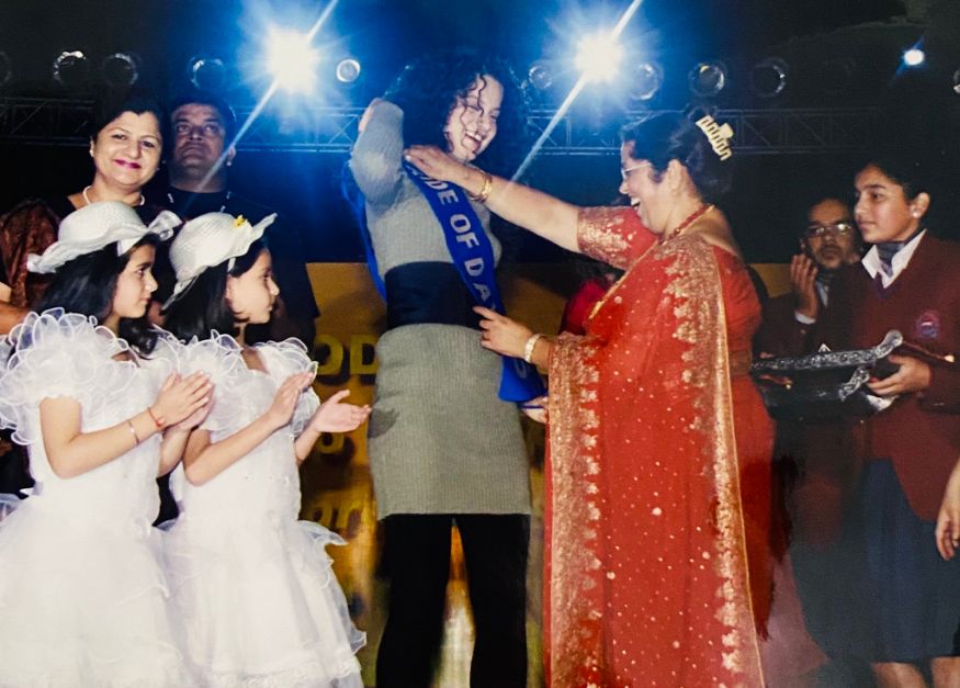 2006 ஆம் ஆண்டு கங்கனா தன் பள்ளி ஆசிரியை கையால் விருது வாங்கும் படத்தை பகிர்ந்ததும் வைரலானது. (Image: Twitter) 2006 ஆம் ஆண்டு கங்கனா தன் பள்ளி ஆசிரியை கையால் விருது வாங்கும் படத்தை பகிர்ந்ததும் வைரலானது. (Image: Twitter)