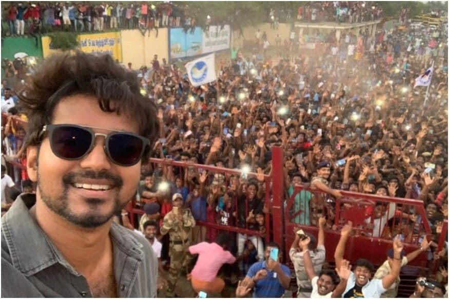 நெய்வேலியில் மாஸ்டர் பட ஷூட்டிங்கில் ரசிகர்களை சந்தித்தபோது விஜய் எடுத்துக்கொண்ட செல்ஃபி புகைப்படம் வைரலானது. (Image: Vijay/Twitter) நெய்வேலியில் மாஸ்டர் பட ஷூட்டிங்கில் ரசிகர்களை சந்தித்தபோது விஜய் எடுத்துக்கொண்ட செல்ஃபி புகைப்படம் வைரலானது. (Image: Vijay/Twitter)