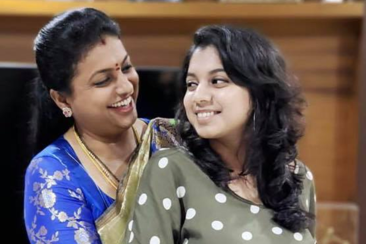  நடிகையும், எம்.எல்.ஏ.வுமான ரோஜா தனது மகளுடன்
