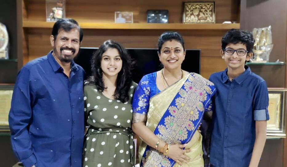  நடிகையும், எம்.எல்.ஏ.வுமான ரோஜா தனது குடும்பத்துடன்