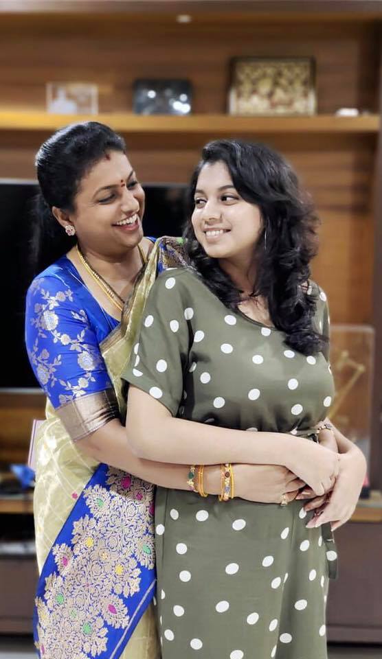  நடிகையும், எம்.எல்.ஏ.வுமான ரோஜா தனது மகளுடன்