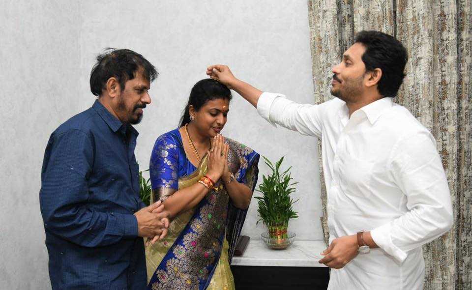  ஆந்திர முதல்வருடன் நடிகை ரோஜா மற்றும் அவரது கணவர்