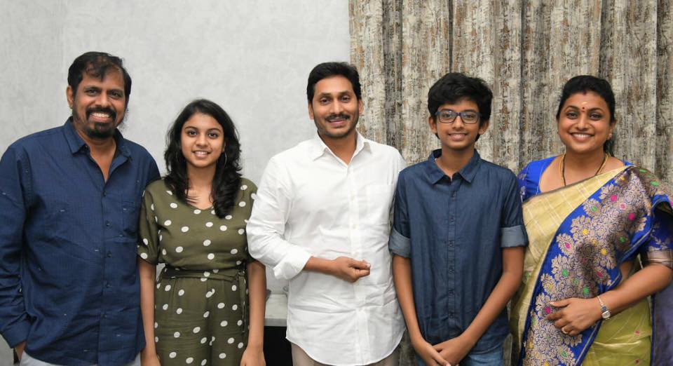  நடிகையும், எம்.எல்.ஏ.வுமான ரோஜா தனது குடும்பத்துடன்