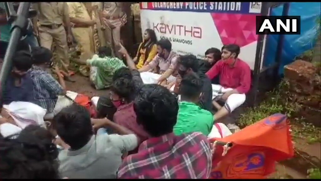 இந்த வழக்கில் கேரள மாநில அமைச்சர் கே.டி.ஜலீலுக்கும் தொடர்பு இருப்பதாக பாஜக உள்ளிட்ட எதிர்க்கட்சிகள் குற்றம்சாட்டி வருகின்றன. இந்த வழக்கில் கேரள மாநில அமைச்சர் கே.டி.ஜலீலுக்கும் தொடர்பு இருப்பதாக பாஜக உள்ளிட்ட எதிர்க்கட்சிகள் குற்றம்சாட்டி வருகின்றன.