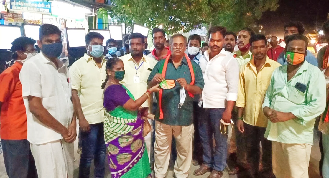  மத்திய அரசின் திட்டங்களை விளக்கி ஒளிப்பலகை மூலம் அவற்றை மக்களிடம் கொண்டு செல்லும் புதிய முயற்சியை பாஜகவினர் மேற்கொண்டுள்ளனர். அதற்கான தொடக்க நிகழ்வை தவளக்குப்பம் கிராமப்பகுதியில் புதுச்சேரி பாஜக மாநில பொதுச்செயலாளர் ஏம்பலம் செல்வம் ஆரம்பித்து வைத்தார்.
