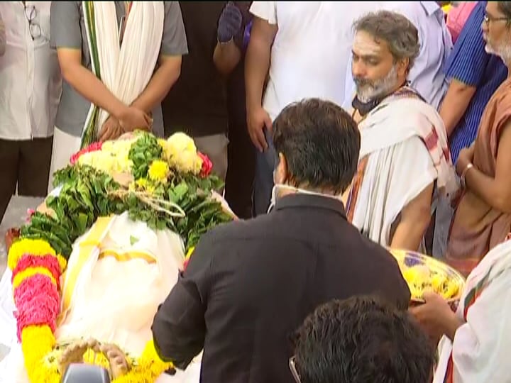 மறைந்த பின்னணி பாடகர் எஸ்.பி. பாலசுப்பிரமணியம் உடல் இன்று திருவள்ளூர் மாவட்டம் தாமரைப்பாக்கத்தில் உள்ள அவரது பண்ணை வீட்டில் உள்ள தோட்டத்தில் நல்லடக்கம் செய்யப்படுகிறது. முன்னதாக அவருக்கு இறுதி சடங்குகள் நடைபெற்றது. மறைந்த பின்னணி பாடகர் எஸ்.பி. பாலசுப்பிரமணியம் உடல் இன்று திருவள்ளூர் மாவட்டம் தாமரைப்பாக்கத்தில் உள்ள அவரது பண்ணை வீட்டில் உள்ள தோட்டத்தில் நல்லடக்கம் செய்யப்படுகிறது. முன்னதாக அவருக்கு இறுதி சடங்குகள் நடைபெற்றது.