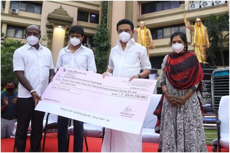 திமுக நடத்திய மாரத்தான் போட்டிக்கு ஆசிய சாதனையாக அங்கீகாரம்: திரட்டிய 23 லட்ச ரூபாய் கொரோனா நிதிக்கு வழங்க முடிவு திமுக நடத்திய மாரத்தான் போட்டிக்கு ஆசிய சாதனையாக அங்கீகாரம்: திரட்டிய 23 லட்ச ரூபாய் கொரோனா நிதிக்கு வழங்க முடிவு