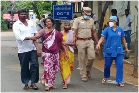 நீட் அச்சத்தால் தற்கொலை செய்துகொண்ட தருமபுரி மாணவரின் உடலை வாங்க மறுப்பு- பெற்றோர்கள் போராட்டம் நீட் அச்சத்தால் தற்கொலை செய்துகொண்ட தருமபுரி மாணவரின் உடலை வாங்க மறுப்பு- பெற்றோர்கள் போராட்டம்