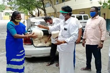 கொரோனா பரிசோதனைக்கு வருபவர்களுக்கு 5 கிலோ அரிசி வழங்கிய அதிமுக எம்எல்ஏ.. கொரோனா பரிசோதனைக்கு வருபவர்களுக்கு 5 கிலோ அரிசி வழங்கிய அதிமுக எம்எல்ஏ..