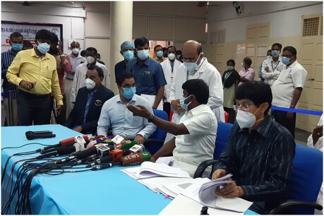 5 மாவட்டங்களில் பரிசோதனைகள் அதிகரிப்பு; இறப்பு விகிதத்தைக் கட்டுப்படுத்த நடவடிக்கை -அமைச்சர் விளக்கம் 5 மாவட்டங்களில் பரிசோதனைகள் அதிகரிப்பு; இறப்பு விகிதத்தைக் கட்டுப்படுத்த நடவடிக்கை -அமைச்சர் விளக்கம்