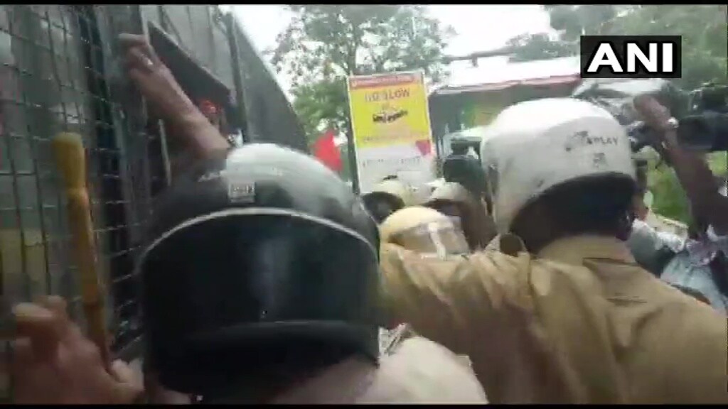 கேரள தங்கக் கடத்தல் வழக்கில் ஸ்வப்னா சுரேஷ், சரித் உள்ளிட்ட 20க்கும் மேற்பட்டோர் தேசிய புலனாய்வு முகமை அதிகாரிகளால் கைது செய்யப்பட்டுள்ளனர். கேரள தங்கக் கடத்தல் வழக்கில் ஸ்வப்னா சுரேஷ், சரித் உள்ளிட்ட 20க்கும் மேற்பட்டோர் தேசிய புலனாய்வு முகமை அதிகாரிகளால் கைது செய்யப்பட்டுள்ளனர்.