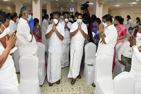 சசிகலாவுக்கு ஆதரவாக குரல் கொடுத்தால் அதிமுக பிளவுபடும் - மாவட்ட செயலாளர்கள் கூட்டத்தில் அறிவுரை சசிகலாவுக்கு ஆதரவாக குரல் கொடுத்தால் அதிமுக பிளவுபடும் - மாவட்ட செயலாளர்கள் கூட்டத்தில் அறிவுரை