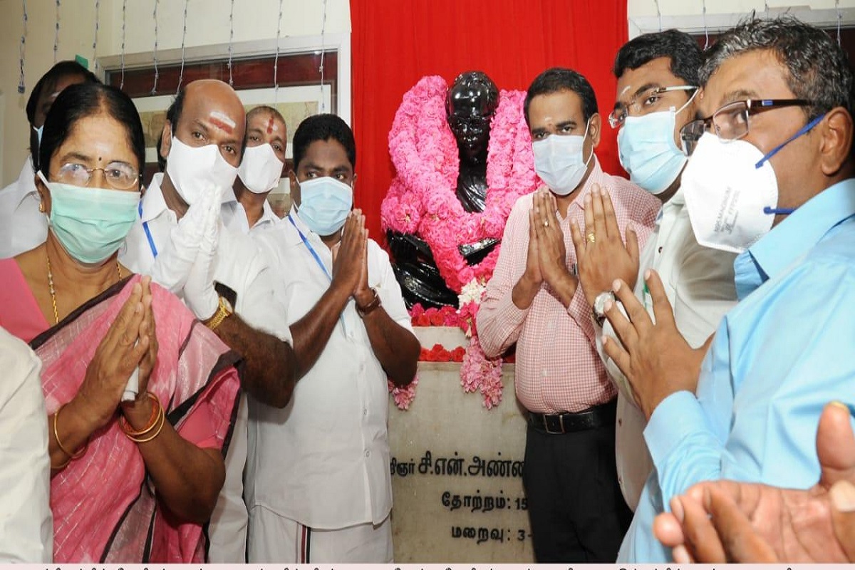 காஞ்சிபுரத்தில் உள்ள அண்ணா நினைவு இல்லத்திலுள்ள அவரது திருவுருவ சிலைக்கு அரசு, அதிமுக, திமுக சார்பில் மாலை அணிவித்து மரியாதை செலுத்தப்பட்டது.