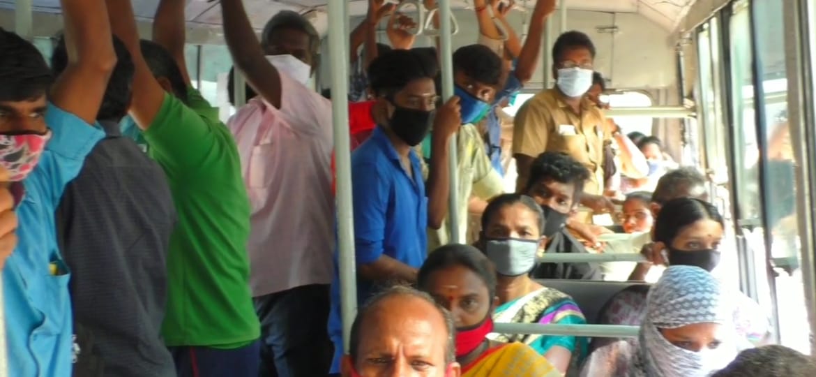  கடந்த 6 மாதங்களாக 144 தடை உத்தரவு காரணமாக நிறுத்தி வைக்கப்பட்டிருந்த பொதுப்போக்குவரத்து தற்போது மக்கள் பயன்பாட்டிற்கு வந்துள்ள நிலையில் மக்கள் ஏராளமானோர் அதிகமாக பேருந்துகளை பயன்படுத்தி தங்கள் பணிக்கு செல்ல பயன்படுத்தி வருகின்றனர்.