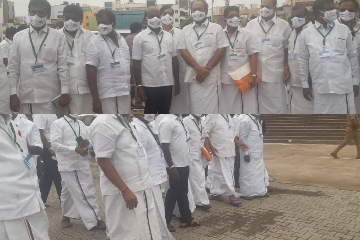 நீட் தேர்வுக்கு எதிர்ப்பு தெரிவித்து மாஸ்க் அணிந்து திமுக எம்.எல்.ஏ.க்கள் சட்டமன்றத்துக்கு வந்தனர். அதேசமயம், அவர்கள் சேர்ந்தாற்போல் இருந்தது சமூக இடைவெளி கேள்விக்குறியானது. நீட் தேர்வுக்கு எதிர்ப்பு தெரிவித்து மாஸ்க் அணிந்து திமுக எம்.எல்.ஏ.க்கள் சட்டமன்றத்துக்கு வந்தனர். அதேசமயம், அவர்கள் சேர்ந்தாற்போல் இருந்தது சமூக இடைவெளி கேள்விக்குறியானது.