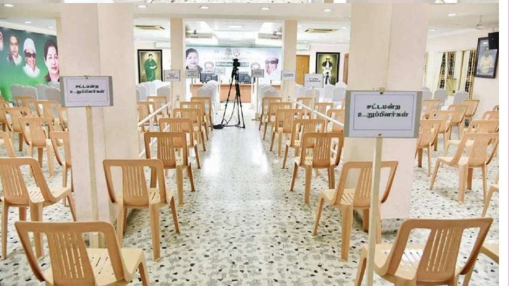அதிமுகவின் முதலமைச்சர் வேட்பாளர் யார் என்ற பரபரப்பான அரசியல் சூழ்நிலையில், அதிமுக செயற்குழு கூட்டம் இன்று கூடியது. அதிமுகவின் முதலமைச்சர் வேட்பாளர் யார் என்ற பரபரப்பான அரசியல் சூழ்நிலையில், அதிமுக செயற்குழு கூட்டம் இன்று கூடியது.