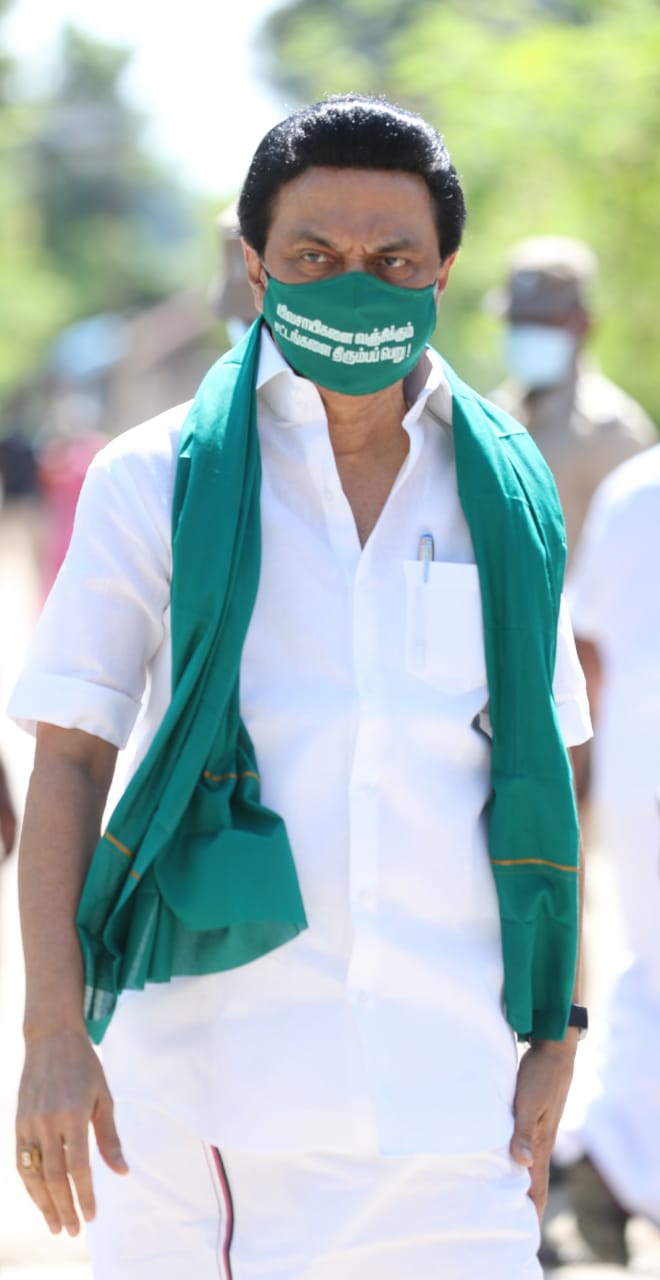 ‘விவசாயிகளை வஞ்சிக்கும் சட்டங்களை திரும்பப்பெறு’ என்ற வாசகங்கள் கொண்ட முகமூடி அணிந்து திமுக தலைவர் போராட்டத்தில் ஈடுபட்டார். ‘விவசாயிகளை வஞ்சிக்கும் சட்டங்களை திரும்பப்பெறு’ என்ற வாசகங்கள் கொண்ட முகமூடி அணிந்து திமுக தலைவர் போராட்டத்தில் ஈடுபட்டார்.
