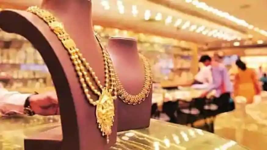சென்னையில் 22 கேரட் ஆபரணத் தங்கத்தின் விலை சவரனுக்கு ரூ.400 குறைந்து ரூ.36,192-க்கு விற்பனை செய்யப்படுகிறது. கிராமுக்கு ரூ.50 குறைந்து ரூ.4,524-க்கு விற்பனை செய்யப்படுகிறது. சென்னையில் 22 கேரட் ஆபரணத் தங்கத்தின் விலை சவரனுக்கு ரூ.400 குறைந்து ரூ.36,192-க்கு விற்பனை செய்யப்படுகிறது. கிராமுக்கு ரூ.50 குறைந்து ரூ.4,524-க்கு விற்பனை செய்யப்படுகிறது.