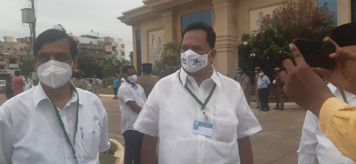 நீட் தேர்வை ரத்து செய்ய வலியுறுத்தி, பொறிக்கப்பட்ட மாஸ்க்கை திமுக எம்.எல்.ஏ.க்கள் அணிந்திருந்தனர் நீட் தேர்வை ரத்து செய்ய வலியுறுத்தி, பொறிக்கப்பட்ட மாஸ்க்கை திமுக எம்.எல்.ஏ.க்கள் அணிந்திருந்தனர்