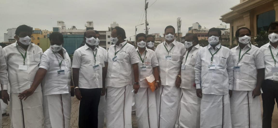 நீட் தேர்வை ரத்து செய்ய வலியுறுத்தி, பொறிக்கப்பட்ட மாஸ்க்கை திமுக எம்.எல்.ஏ.க்கள் அணிந்திருந்தனர் நீட் தேர்வை ரத்து செய்ய வலியுறுத்தி, பொறிக்கப்பட்ட மாஸ்க்கை திமுக எம்.எல்.ஏ.க்கள் அணிந்திருந்தனர்