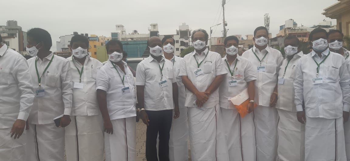 நீட் தேர்வை ரத்து செய்ய வலியுறுத்தி, பொறிக்கப்பட்ட மாஸ்க்கை திமுக எம்.எல்.ஏ.க்கள் அணிந்திருந்தனர் நீட் தேர்வை ரத்து செய்ய வலியுறுத்தி, பொறிக்கப்பட்ட மாஸ்க்கை திமுக எம்.எல்.ஏ.க்கள் அணிந்திருந்தனர்