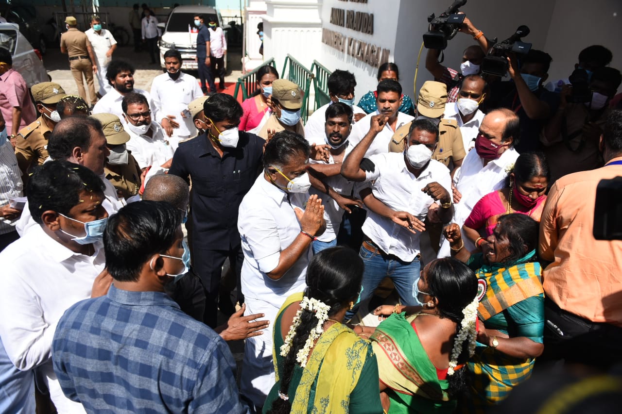 அ.தி.மு.க. செயற்குழுவில் கலந்துகொள்ள ராயப்பேட்டை தலைமை அலுவலகத்திற்கு ஒருங்கிணைப்பாளர் ஓ.பன்னீர்செல்வம் வருகை அ.தி.மு.க. செயற்குழுவில் கலந்துகொள்ள ராயப்பேட்டை தலைமை அலுவலகத்திற்கு ஒருங்கிணைப்பாளர் ஓ.பன்னீர்செல்வம் வருகை