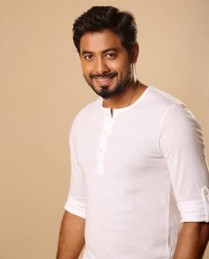நடிகராக மட்டுமின்றி ஜல்லிக்கட்டு போராட்டம், சென்னை பெரு வெள்ளத்தின் போது உதவி செய்தது உள்ளிட்டவற்றின் மூலம் மக்கள் மத்தியில் பிரபலமானவர் ஆரி அர்ஜுனா. தற்போது இவரும் பிக்பாஸ் 4 நிகழ்ச்சியில் போட்டியாளராக கலந்து கொள்ள இருப்பதாக தகவல்கள் தெரிவிக்கின்றன. நடிகராக மட்டுமின்றி ஜல்லிக்கட்டு போராட்டம், சென்னை பெரு வெள்ளத்தின் போது உதவி செய்தது உள்ளிட்டவற்றின் மூலம் மக்கள் மத்தியில் பிரபலமானவர் ஆரி அர்ஜுனா. தற்போது இவரும் பிக்பாஸ் 4 நிகழ்ச்சியில் போட்டியாளராக கலந்து கொள்ள இருப்பதாக தகவல்கள் தெரிவிக்கின்றன.
