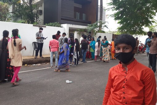 விண்ணப்பம் வாங்கும் மாணவர்கள்