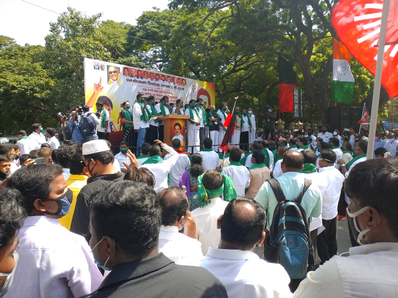 நாடாளுமன்றத்தில் எதிர்க்கட்சிகளின் எதிர்ப்பை தாண்டி மத்திய அரசு வேளாண் மசோதாக்களை இரு அவைகளிலும் நிறைவேற்றிய நிலையில், வேளாண் மசோதாக்களுக்கு எதிர்ப்பு தெரிவித்து திமுக கூட்டணி கட்சிகள் போராட்டத்தில் ஈடுபட்டுள்ளனர். நாடாளுமன்றத்தில் எதிர்க்கட்சிகளின் எதிர்ப்பை தாண்டி மத்திய அரசு வேளாண் மசோதாக்களை இரு அவைகளிலும் நிறைவேற்றிய நிலையில், வேளாண் மசோதாக்களுக்கு எதிர்ப்பு தெரிவித்து திமுக கூட்டணி கட்சிகள் போராட்டத்தில் ஈடுபட்டுள்ளனர்.