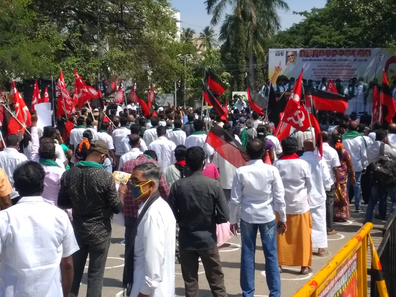 வேளாண் மசோதாக்களுக்கு ஒப்புதல் அளிக்கக் கூடாது என்றும் மீண்டும் நாடாளுமன்றத்திற்கு திருப்பி அனுப்பும்படியும் குடியரசுத் தலைவர் ராம்நாத் கோவிந்திடம் எதிர்க்கட்சிகள் கூட்டாக கடிதம் மூலம் வலியுறுத்தின. வேளாண் மசோதாக்களுக்கு ஒப்புதல் அளிக்கக் கூடாது என்றும் மீண்டும் நாடாளுமன்றத்திற்கு திருப்பி அனுப்பும்படியும் குடியரசுத் தலைவர் ராம்நாத் கோவிந்திடம் எதிர்க்கட்சிகள் கூட்டாக கடிதம் மூலம் வலியுறுத்தின.
