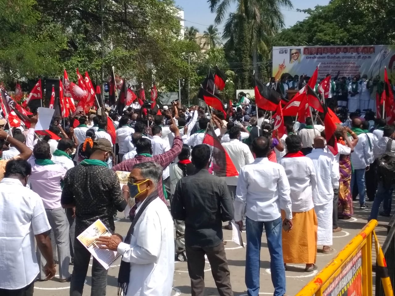 இந்நிலையில், வேளாண் திருத்த சட்டங்களுக்கு எதிர்ப்பு தெரிவித்து தமிழகத்தில் திமுக தோழமை கட்சிகள் இன்று போராட்டத்தில் ஈடுபட்டு வருகின்றனர். இதில் காங்கிரஸ், இடதுசாரிகள், மதிமுக, விடுதலை சிறுத்தைகள் கட்சி உள்ளிட்ட கூட்டணி கட்சிகள் பங்கேற்றுள்ளன. இந்நிலையில், வேளாண் திருத்த சட்டங்களுக்கு எதிர்ப்பு தெரிவித்து தமிழகத்தில் திமுக தோழமை கட்சிகள் இன்று போராட்டத்தில் ஈடுபட்டு வருகின்றனர். இதில் காங்கிரஸ், இடதுசாரிகள், மதிமுக, விடுதலை சிறுத்தைகள் கட்சி உள்ளிட்ட கூட்டணி கட்சிகள் பங்கேற்றுள்ளன.