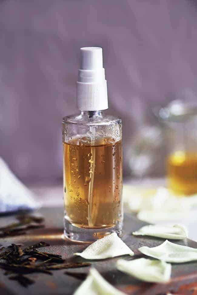 கூலிங் ஸ்பிரே : தற்போது சந்தையில் கூலிங் ஸ்பிரே கிடைக்கிறது. அவற்றை வாங்கி கோடை காலத்தில் பயன்படுத்தலாம். அல்லது ஐஸ் கட்டி, வெள்ளரிக்காய் சாறு ஆகியவற்றை ஒரு டோனர் பாட்டிலில் அடைந்து சருமத்தில் ஸ்பிரே செய்யலாம். கூலிங் ஸ்பிரே : தற்போது சந்தையில் கூலிங் ஸ்பிரே கிடைக்கிறது. அவற்றை வாங்கி கோடை காலத்தில் பயன்படுத்தலாம். அல்லது ஐஸ் கட்டி, வெள்ளரிக்காய் சாறு ஆகியவற்றை ஒரு டோனர் பாட்டிலில் அடைந்து சருமத்தில் ஸ்பிரே செய்யலாம்.