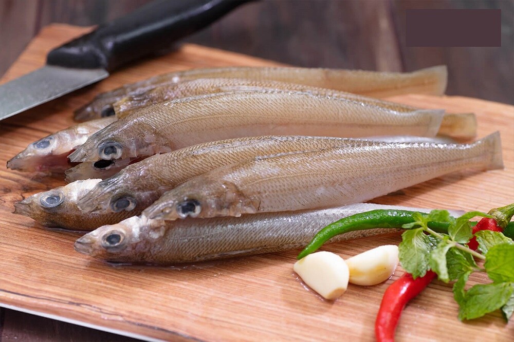  பின் மீனின் உடல் பகுதியை விரலால் அழுத்திப் பார்க்க வேண்டும். இறுக்கமாக இருந்தால் நல்ல மீன். கொளகொளவென இருந்தால் பழைய மீன் அல்லது கெட்டுப்போன மீனாக இருக்கலாம்.