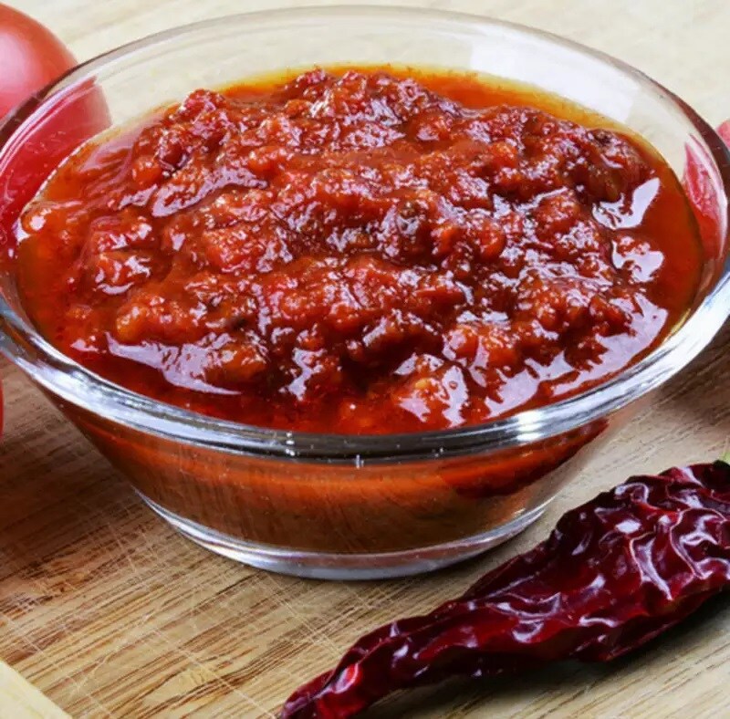 காரமான உணவுகளை தவிர்க்க வேண்டும் : காரமான உணவுகளை தாய்ப்பால் கொடுக்கும் பெண்கள் உட்கொண்டால், அது தாய்ப்பாலின் வழியே குழந்தையின் உடலினுள் சென்று, அவர்களின் செரிமான மண்டலத்தில் இடையூறை ஏற்படுத்தி, வயிற்று எரிச்சல், வயிற்று உப்புசம் மற்றும் சில நேரங்களில் வாந்தியை கூட ஏற்படுத்தும். எனவே மிகவும் காரமாக இருக்கும் உணவுகளைத் தவிர்க்க வேண்டும். காரமான உணவுகளை தவிர்க்க வேண்டும் : காரமான உணவுகளை தாய்ப்பால் கொடுக்கும் பெண்கள் உட்கொண்டால், அது தாய்ப்பாலின் வழியே குழந்தையின் உடலினுள் சென்று, அவர்களின் செரிமான மண்டலத்தில் இடையூறை ஏற்படுத்தி, வயிற்று எரிச்சல், வயிற்று உப்புசம் மற்றும் சில நேரங்களில் வாந்தியை கூட ஏற்படுத்தும். எனவே மிகவும் காரமாக இருக்கும் உணவுகளைத் தவிர்க்க வேண்டும்.