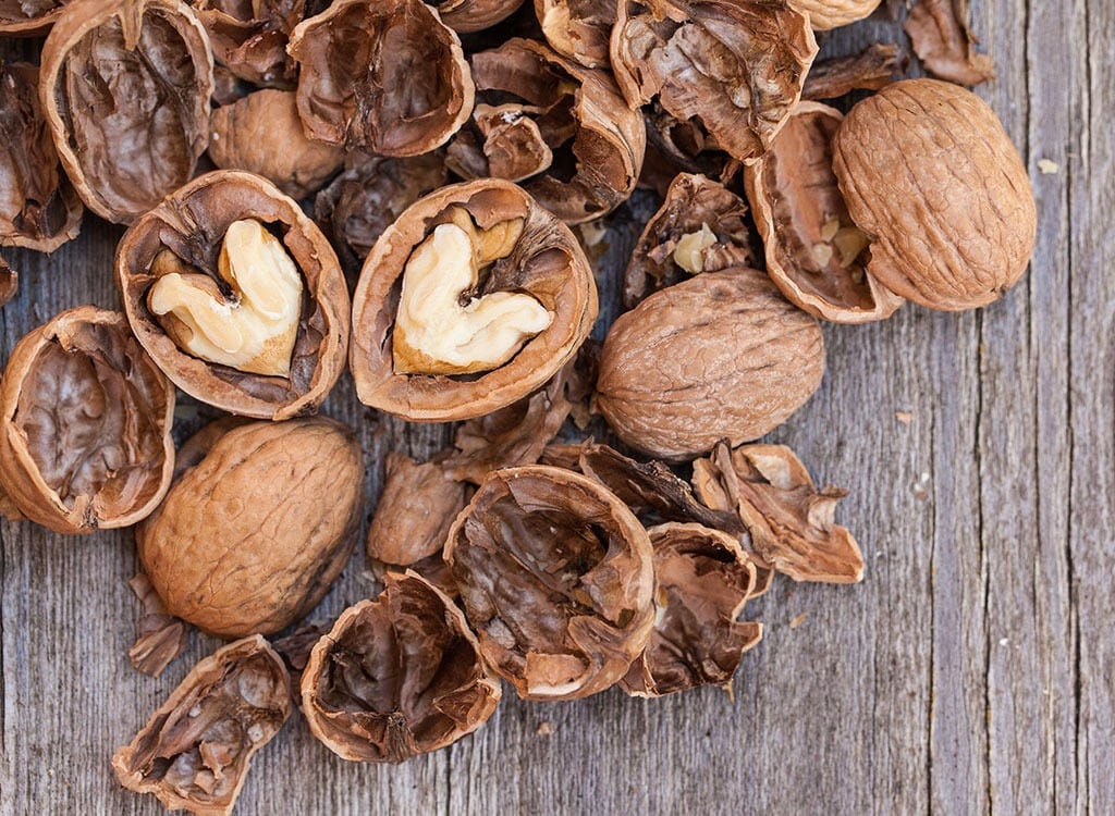 அக்ரூட் பருப்புகள் (Raw walnuts) : அக்ரூட் பருப்புகளில் மெக்னீசியம் நிறைந்துள்ளது, இதை சாப்பிடும்போது பல நன்மைகளை நமக்கு அளிக்கிறது. இது மன அழுத்தத்தையும், பதட்டத்தையும் குறைக்கிறது. இந்த பருப்பின் குறைந்த கார்ப் உள்ளடக்கம் உங்கள் இரத்த சர்க்கரை அளவைக் கட்டுக்குள் வைத்திருக்க உதவுகிறது. உங்கள் காலை உணவு மற்றும் சிற்றுண்டி நேரத்திலும் அக்ரூட் பருப்புகளை நீங்கள் சேர்க்கலாம். நட்ஸ் எனப்படும் அக்ரூட் கொட்டைப்பருப்பு வகைகளில் ஆரோக்கியம் அளிக்கும் சத்துகள் நிறைந்திருக்கின்றன. குறிப்பாக, ‘வால்நட்’ எனப்படும் வாதுமைப் பருப்பில் சத்துகள் சத்துக்கள் நிறைந்து காணப்படுகின்றன. தினசரி ஏற்படும் மன அழுத்தம் உங்கள் உடல் நலத்தை பாதிக்கக்கூடும். இது போன்ற சமயத்தில் நீங்கள் அக்ரூட் பருப்புகளை சாப்பிடுவதற்கான சரியான நேரம் இது. ஏனெனில், அவை மன அழுத்தத்தை எதிர்த்துப் போராட உதவுகின்றன என்று ஒரு ஆய்வு தெரிவிக்கிறது. அக்ரூட் பருப்புகள் (Raw walnuts) : அக்ரூட் பருப்புகளில் மெக்னீசியம் நிறைந்துள்ளது, இதை சாப்பிடும்போது பல நன்மைகளை நமக்கு அளிக்கிறது. இது மன அழுத்தத்தையும், பதட்டத்தையும் குறைக்கிறது. இந்த பருப்பின் குறைந்த கார்ப் உள்ளடக்கம் உங்கள் இரத்த சர்க்கரை அளவைக் கட்டுக்குள் வைத்திருக்க உதவுகிறது. உங்கள் காலை உணவு மற்றும் சிற்றுண்டி நேரத்திலும் அக்ரூட் பருப்புகளை நீங்கள் சேர்க்கலாம். நட்ஸ் எனப்படும் அக்ரூட் கொட்டைப்பருப்பு வகைகளில் ஆரோக்கியம் அளிக்கும் சத்துகள் நிறைந்திருக்கின்றன. குறிப்பாக, ‘வால்நட்’ எனப்படும் வாதுமைப் பருப்பில் சத்துகள் சத்துக்கள் நிறைந்து காணப்படுகின்றன. தினசரி ஏற்படும் மன அழுத்தம் உங்கள் உடல் நலத்தை பாதிக்கக்கூடும். இது போன்ற சமயத்தில் நீங்கள் அக்ரூட் பருப்புகளை சாப்பிடுவதற்கான சரியான நேரம் இது. ஏனெனில், அவை மன அழுத்தத்தை எதிர்த்துப் போராட உதவுகின்றன என்று ஒரு ஆய்வு தெரிவிக்கிறது.