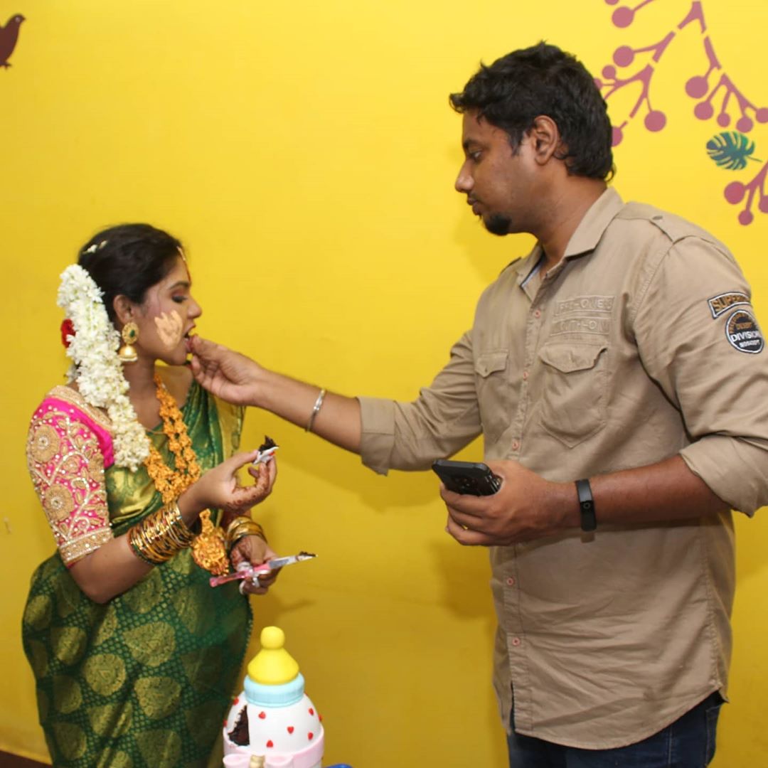 பாண்டியன் ஸ்டோர்ஸ் தொடரில் சமீபத்தில் மீனாவுக்கு வளைகாப்பு நடத்தப்பட்டது. அந்த எபிசோட்கள் ஒளிபரப்பாகி மக்களிடையே நல்ல வரவேற்பைப் பெற்றது. பாண்டியன் ஸ்டோர்ஸ் தொடரில் சமீபத்தில் மீனாவுக்கு வளைகாப்பு நடத்தப்பட்டது. அந்த எபிசோட்கள் ஒளிபரப்பாகி மக்களிடையே நல்ல வரவேற்பைப் பெற்றது.