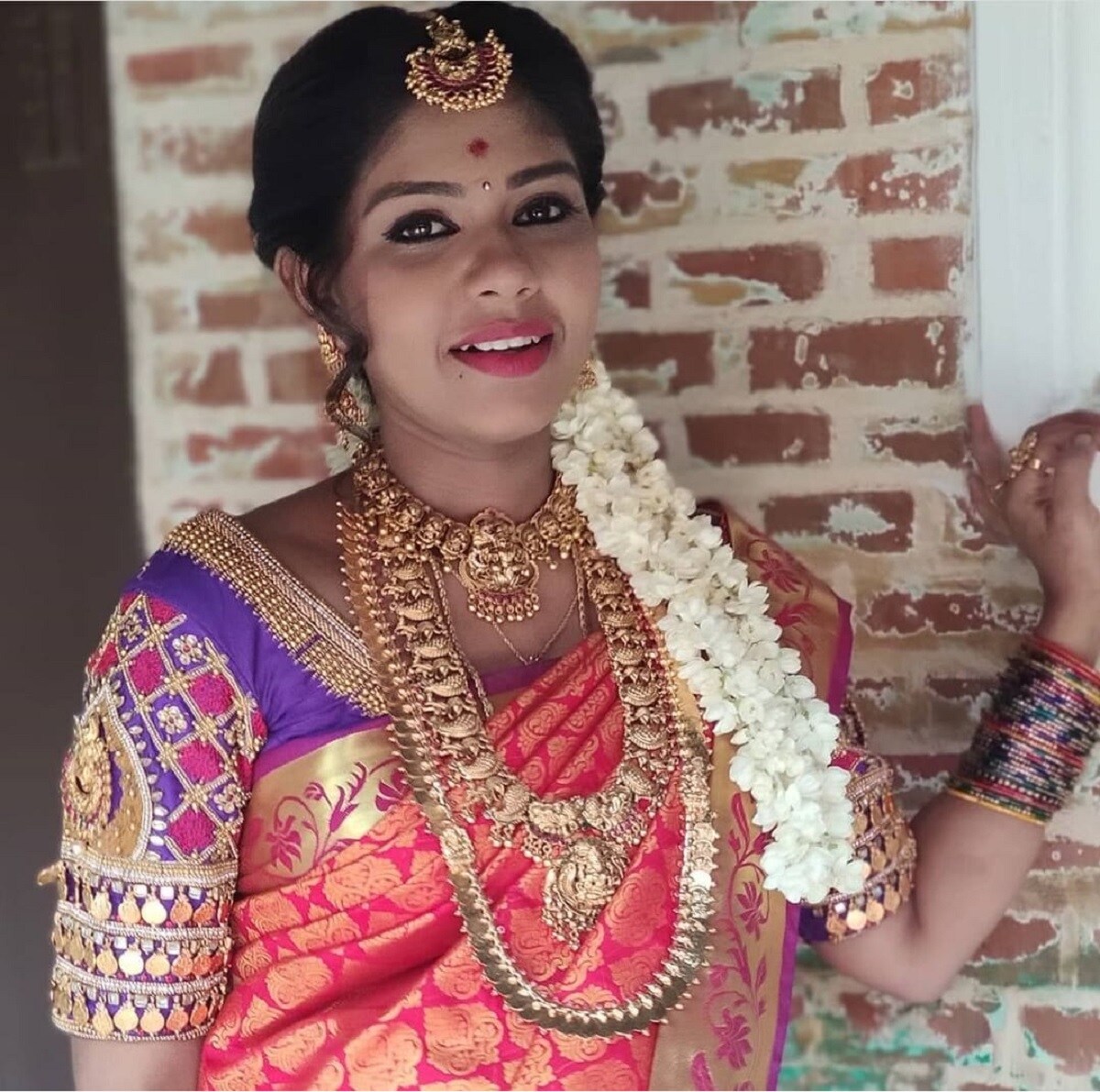 பாண்டியன் ஸ்டோர்ஸ் தொடரில் கர்ப்பமாக இருந்த மீனாவுக்கு கதைப்படி பெண் குழந்தை பிறந்தது. ஆனால் நிஜத்தில் தற்போது மீனாவாக நடிக்கும் நடிகை ஹேமாவுக்கு ஆண் குழந்தை பிறந்திருக்கிறது. பாண்டியன் ஸ்டோர்ஸ் தொடரில் கர்ப்பமாக இருந்த மீனாவுக்கு கதைப்படி பெண் குழந்தை பிறந்தது. ஆனால் நிஜத்தில் தற்போது மீனாவாக நடிக்கும் நடிகை ஹேமாவுக்கு ஆண் குழந்தை பிறந்திருக்கிறது.