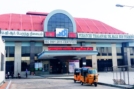 சென்னையில் இருந்து ஊர்களுக்குச் செல்ல அரசுப்பேருந்து முன்பதிவு தொடக்கம்.. சமூக இடைவெளி காக்க அதிகாரிகள் நடவடிக்கை... சென்னையில் இருந்து ஊர்களுக்குச் செல்ல அரசுப்பேருந்து முன்பதிவு தொடக்கம்.. சமூக இடைவெளி காக்க அதிகாரிகள் நடவடிக்கை...
