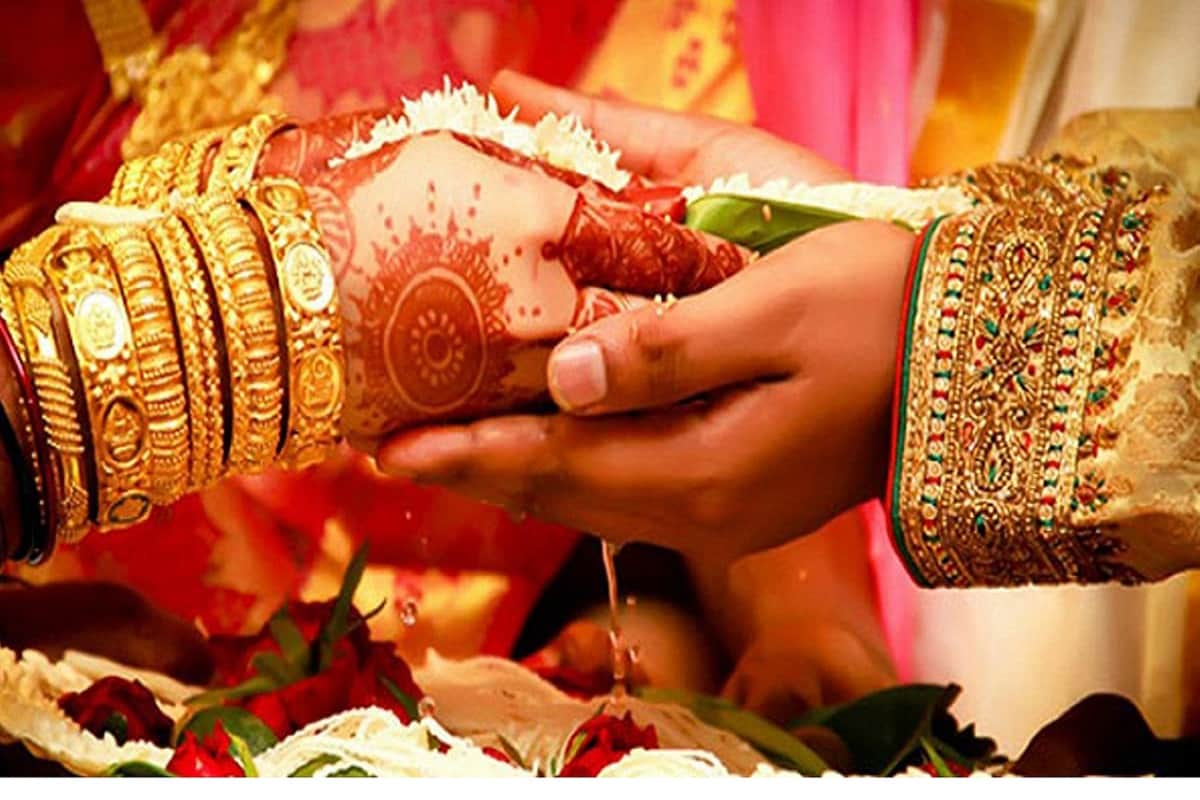 திருமண உறவை பாதுகாக்கவும், வளர்க்கவும் ஆண் - பெண் இருவரின் முயற்சி அவசியம். தினசரி வேலை, குழந்தைகள் மற்றும் பிற கடமைகளுக்கு இடையில், சில நேரங்களில் உங்கள் இருவரின் கூட்டாண்மையை பராமரிக்க இயலாது என்று தோன்றலாம். பிரச்சினைகள் ஏற்படும் போது, சில தம்பதிகள் விவாகரத்து செய்வது மற்றும் அவர்களுக்கான தனி வழிகளில் செல்வது ஆரோக்கியமானது என்று பலர் நினைக்கின்றனர். உறவில் சிக்கல்கள் ஏற்படுவது சகஜம் தான். உங்கள் இருவரின் தகவல் தொடர்புகளை மேம்படுத்துவது முதல் அன்றாட வாழ்க்கையில் அதிக காதல் செலுத்துவது வரை, உங்கள் கூட்டாண்மையை மேம்படுத்த பின்வரும் வழிகள் நிச்சயம் உதவும். திருமண உறவை பாதுகாக்கவும், வளர்க்கவும் ஆண் - பெண் இருவரின் முயற்சி அவசியம். தினசரி வேலை, குழந்தைகள் மற்றும் பிற கடமைகளுக்கு இடையில், சில நேரங்களில் உங்கள் இருவரின் கூட்டாண்மையை பராமரிக்க இயலாது என்று தோன்றலாம். பிரச்சினைகள் ஏற்படும் போது, சில தம்பதிகள் விவாகரத்து செய்வது மற்றும் அவர்களுக்கான தனி வழிகளில் செல்வது ஆரோக்கியமானது என்று பலர் நினைக்கின்றனர். உறவில் சிக்கல்கள் ஏற்படுவது சகஜம் தான். உங்கள் இருவரின் தகவல் தொடர்புகளை மேம்படுத்துவது முதல் அன்றாட வாழ்க்கையில் அதிக காதல் செலுத்துவது வரை, உங்கள் கூட்டாண்மையை மேம்படுத்த பின்வரும் வழிகள் நிச்சயம் உதவும்.