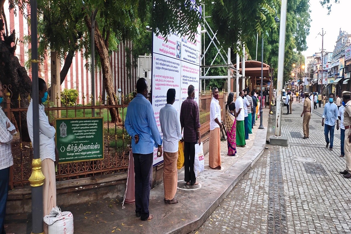 அதுமட்டுமின்றி 10 வயதிற்குட்பட்ட சிறுவர்கள், 65 வயதிற்கு மேற்பட்ட முதியவர்களுக்கு தரிசனம் செய்ய அனுமதி வழங்கப்படவில்லை. கோவிலில் அர்ச்சனை பூஜைகள் செய்வதற்கு பக்தர்களுக்கு தடை விதிக்கப்பட்ட நிலையில் தரிசனம் முடித்த பின்பாக கோவிலில் அமர்வதற்கும் அனுமதி அளிக்கப்படவில்லை. அதுமட்டுமின்றி 10 வயதிற்குட்பட்ட சிறுவர்கள், 65 வயதிற்கு மேற்பட்ட முதியவர்களுக்கு தரிசனம் செய்ய அனுமதி வழங்கப்படவில்லை. கோவிலில் அர்ச்சனை பூஜைகள் செய்வதற்கு பக்தர்களுக்கு தடை விதிக்கப்பட்ட நிலையில் தரிசனம் முடித்த பின்பாக கோவிலில் அமர்வதற்கும் அனுமதி அளிக்கப்படவில்லை.