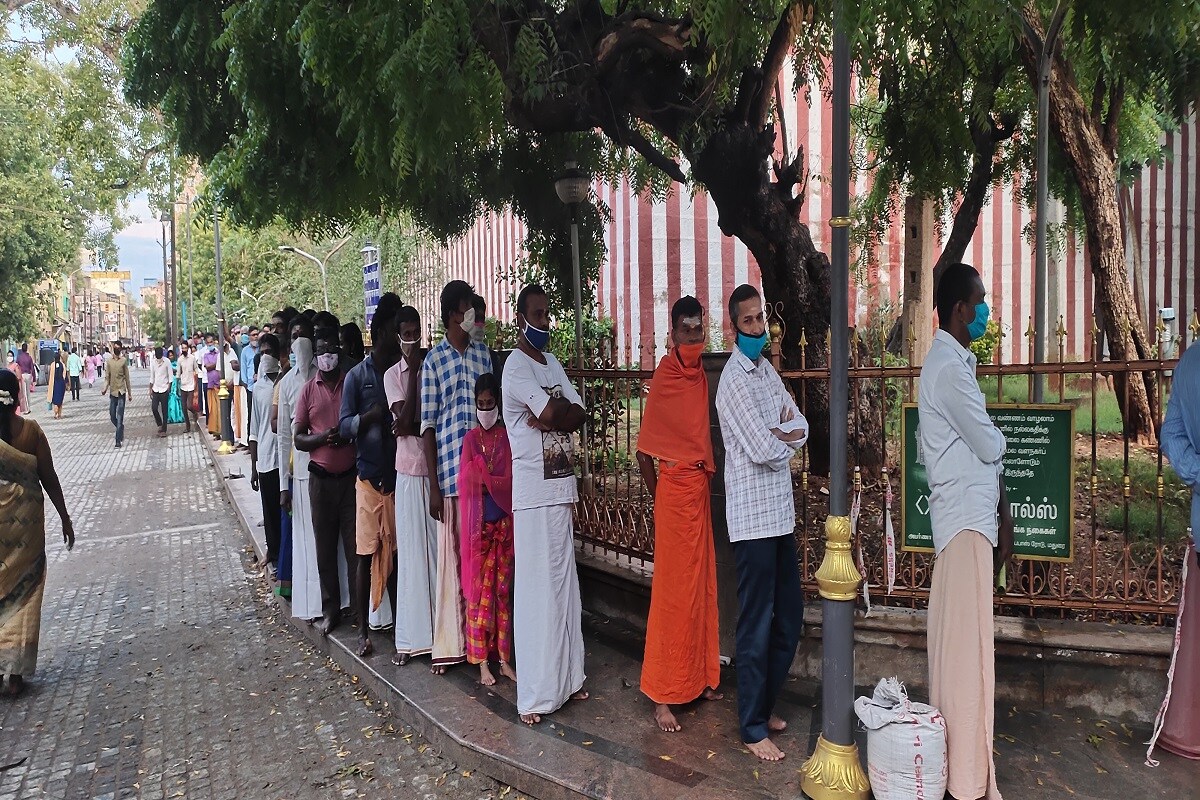 நீண்ட இடைவேளைக்கு பிறகு கோவில் திறக்கப்பட்டதால் ஆயிரக்கணக்கானோர் ஆர்வமுடன் தரிசனத்திற்கு குவிந்தனர். அவர்களை கட்டுப்படுத்த முடியாமல் போலீசார் திணறினர். பாதுகாப்பு காரணங்களுக்காக பக்தர்களுக்கு கோவில் நிர்வாகம் சார்பில் வழங்கப்பட்டு வந்த லட்டு பிரசாதம் தற்காலிகமாக நிறுத்தி வைக்கப்பட்டுள்ளது. நீண்ட இடைவேளைக்கு பிறகு கோவில் திறக்கப்பட்டதால் ஆயிரக்கணக்கானோர் ஆர்வமுடன் தரிசனத்திற்கு குவிந்தனர். அவர்களை கட்டுப்படுத்த முடியாமல் போலீசார் திணறினர். பாதுகாப்பு காரணங்களுக்காக பக்தர்களுக்கு கோவில் நிர்வாகம் சார்பில் வழங்கப்பட்டு வந்த லட்டு பிரசாதம் தற்காலிகமாக நிறுத்தி வைக்கப்பட்டுள்ளது.