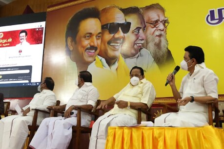ஒரே நாளில் திமுக-வில் 30,000-க்கும் மேற்பட்டோர் இணைந்தனர்..! ஒரே நாளில் திமுக-வில் 30,000-க்கும் மேற்பட்டோர் இணைந்தனர்..!