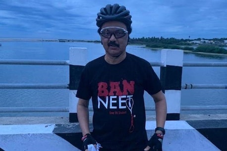 நீட்டை தடை செய் -வைரலாகும் மு.க.ஸ்டாலின் சைக்கிள் பயண டிசர்ட் புகைப்படம் நீட்டை தடை செய் -வைரலாகும் மு.க.ஸ்டாலின் சைக்கிள் பயண டிசர்ட் புகைப்படம்