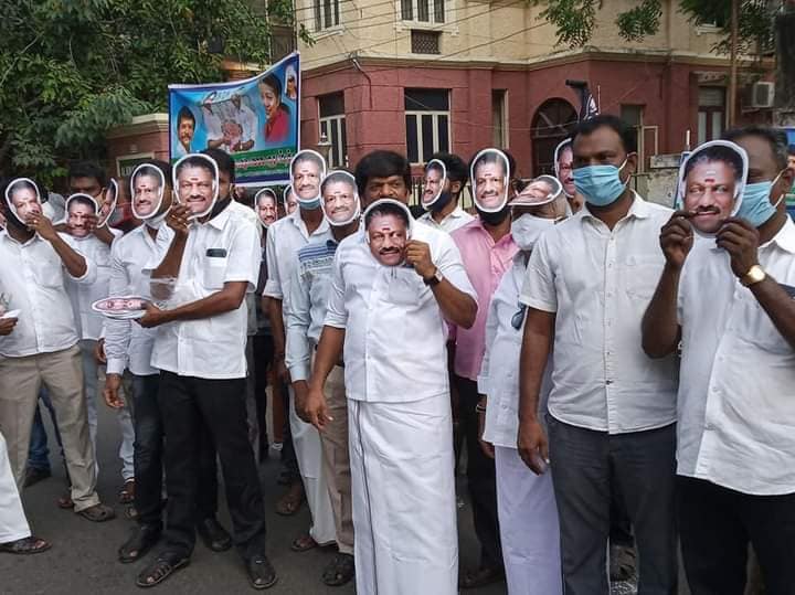 துணை முதல்வர் பன்னீர் செல்வம் ஆதரவாளர்கள் அவரின் முகம் பொறிக்கப்பட்ட முகமூடி அணிந்த படி வந்துள்ளனர். துணை முதல்வர் பன்னீர் செல்வம் ஆதரவாளர்கள் அவரின் முகம் பொறிக்கப்பட்ட முகமூடி அணிந்த படி வந்துள்ளனர்.
