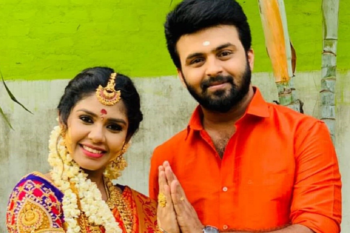 விஜய் டிவியில் ஒளிபரப்பாகி வரும் பாண்டியன் ஸ்டோர்ஸ் தொடரில் மீனா என்ற கதாபாத்திரத்தில் நடித்து வருபவர் நடிகை ஹேமா. விஜய் டிவியில் ஒளிபரப்பாகி வரும் பாண்டியன் ஸ்டோர்ஸ் தொடரில் மீனா என்ற கதாபாத்திரத்தில் நடித்து வருபவர் நடிகை ஹேமா.