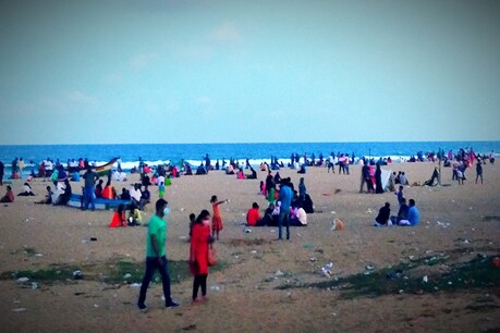 மெரினாவில் தொடர்ந்து நீடிக்கும் தடை: பட்டினப்பாக்கத்தில் குவியும் மக்கள் மெரினாவில் தொடர்ந்து நீடிக்கும் தடை: பட்டினப்பாக்கத்தில் குவியும் மக்கள்