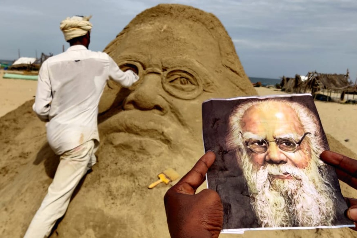  புதுச்சேரி பாரதியார் பல்கலைக் கூடத்தில் சிற்பக்கலை பயின்று, பெங்களூர்  சித்ரகலா பரிஷத் கல்லூரியில் சிற்பக்கலையில் முதுகலைப்பட்டம் பெற்றவர் ஓவியர்-சிற்பி குபேந்திரன். இதுவரை நூற்றுக்கும் மேற்பட்ட பிரம்மாண்ட மணல் சிற்பங்களை உருவாக்கி பல விருதுகளை வென்ற இவர், வீராம்பட்டினம் கடற்கரையில் பெரியாரின் உருவத்தை பிரமாண்டமான மணல் சிற்பமாக வடிவமைத்துள்ளார்.