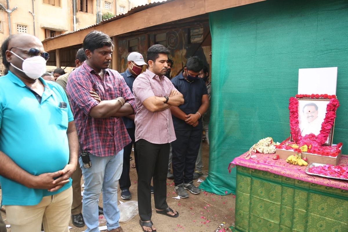 கொரோனா அச்சுறுத்தலால் நேரில் வந்து அஞ்சலி செலுத்த முடியாத திரைத்துறையினர் பலர் சமூகவலைதள பக்கங்களில் தங்களது இரங்கல் செய்தியை பதிவிட்டனர். கொரோனா அச்சுறுத்தலால் நேரில் வந்து அஞ்சலி செலுத்த முடியாத திரைத்துறையினர் பலர் சமூகவலைதள பக்கங்களில் தங்களது இரங்கல் செய்தியை பதிவிட்டனர்.