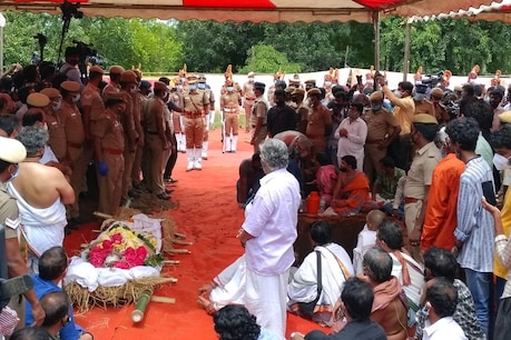 எஸ்.பி.பியின் இறுதிச் சடங்கில் கைவரிசையைக் காட்டிய திருடர்கள்: செய்தியாளர் உள்பட 5 பேரின் செல்போன்கள் திருட்டு எஸ்.பி.பியின் இறுதிச் சடங்கில் கைவரிசையைக் காட்டிய திருடர்கள்: செய்தியாளர் உள்பட 5 பேரின் செல்போன்கள் திருட்டு